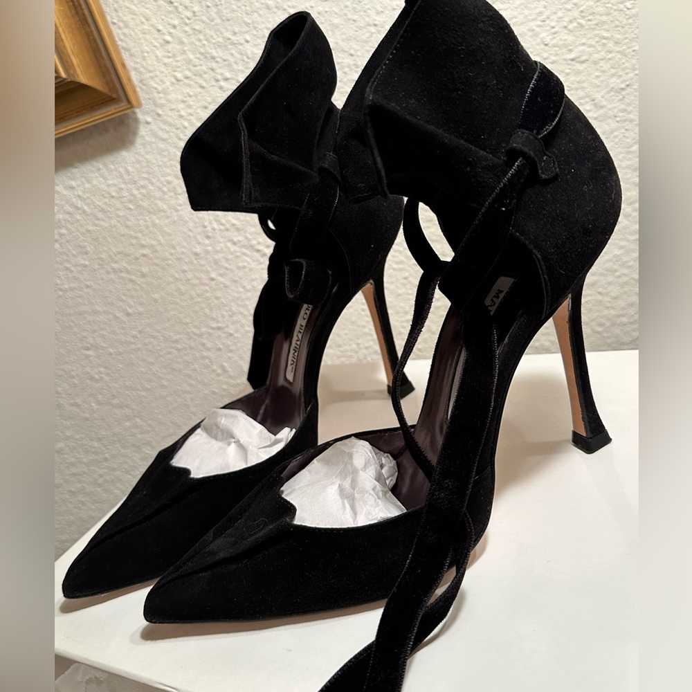 MANOLO BLAHNIK Condition like new. Suede high back heel w/ velvet bow detail.